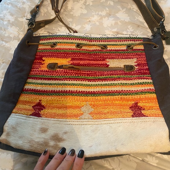 🎉🌺 Sale🎉 NWT Beautiful leather Cow Hide Myra Bag - Picture 1 of 3